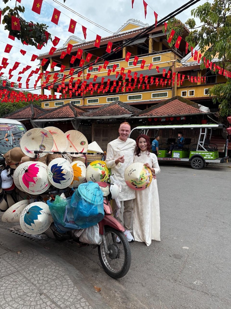 Clément & Sophia en áo dài blanc dans les rues de Hội An