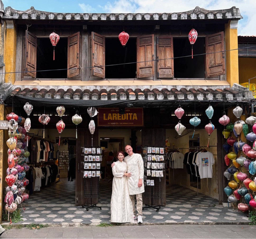 Clément & Sophia devant les lanternes de Hội An